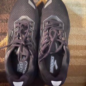 Men’s Brooks 9.5 D